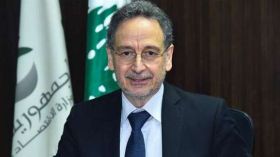 بالفيديو.. وزير لبناني يبكي أثناء تسليم مهامه لخلفه!