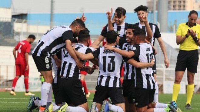 لاعبو وفاق سطيف يتنقلون الى الملعب بغامبيا في سيارات أجرة لإجراء مباراة رسمية