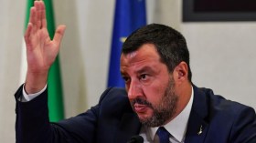 بتهمة منع رسوّ سفينة مهاجرين.. وزير داخلية إيطالي سابق أمام القضاء