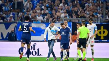 OM – PSG :Un supporter algérien fait irruption sur le terrain (vidéo)