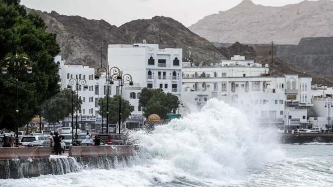 الإعصار شاهين يضرب عمان.. والسلطات تحث السكان على مغادرة بيوتهم