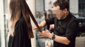 نساء يفضلن الحلاقة بأنامل الرجال