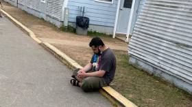 صورة لقائد الجيش الأفغاني على رصيف للاجئين بأمريكا تشعل مواقع التواصل