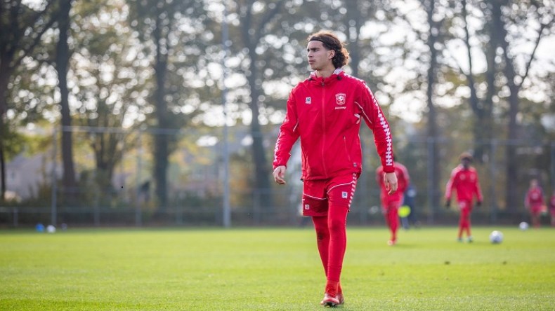 أمضى ثنائية.. زروقي يُؤهّل فريقه بِتسديدة صاروخية