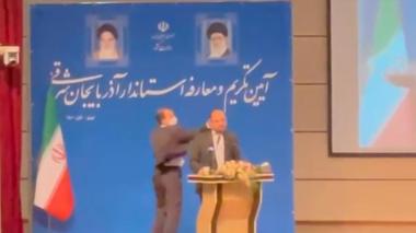 vidéo: Un gouverneur iranien giflé en pleine investiture
