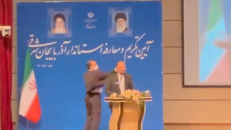 vidéo: Un gouverneur iranien giflé en pleine investiture