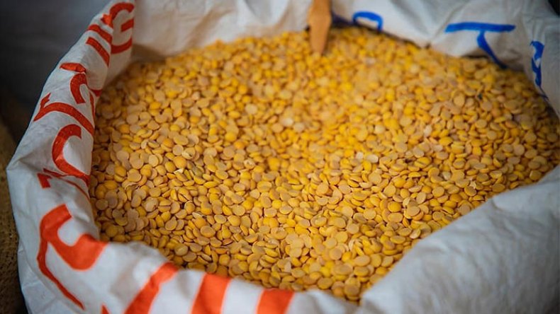 ضبط 80 طنا من العدس داخل ورشة سرّية بأم البواقي