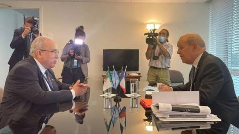 الجزائر تتجاهل “اللقاء الخاطف” والفرنسيون يروجون