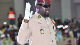 Comme au Mali, le putschiste Mamady Doumbouya investi président de la Guinée