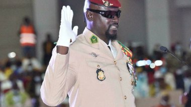 Comme au Mali, le putschiste Mamady Doumbouya investi président de la Guinée