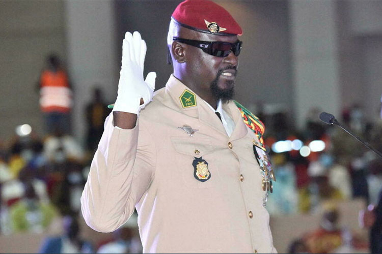 Comme au Mali, le putschiste Mamady Doumbouya investi président de la Guinée