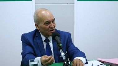 Par rapport aux flux mondiaux, quel est le poids des échanges économiques entre Alger et Paris?