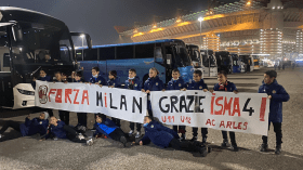 أطفال صغار يشكرون بن ناصر بِمُحاذاة ملعب “سان سيرو”