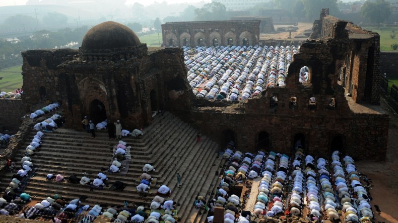 هل صلى المسلمون بين أنقاض مسجد دمّره متطرّفون هندوس؟