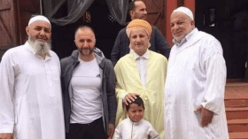 الصلاة حاضرة في قلب بلماضي رغم فتنة الجلد المنفوخ والحياة