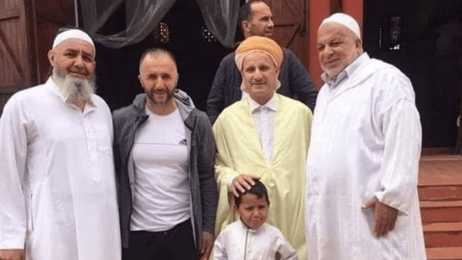 الصلاة حاضرة في قلب بلماضي رغم فتنة الجلد المنفوخ والحياة