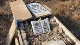 مجهولون يدنسون قبر رشيد كازا بالعلمة