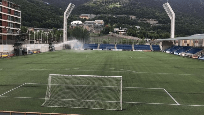 بِالفيديو: حريق في ملعب كان سيحتضن مباراة لِإنجلترا