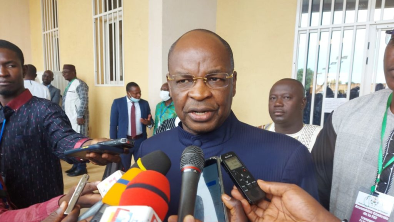 رئيس اتحاد الكرة البوركينابي يتستّر على فساده بِاستفزاز الجزائريين