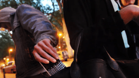 فرنسا: تفكيك شبكة لتحويل الهواتف المسروقة نحو الجزائر