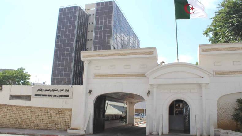 بعد التكوين المهني والرياضة.. وزارة العمل تأمر بانهاء التعامل بالفرنسية