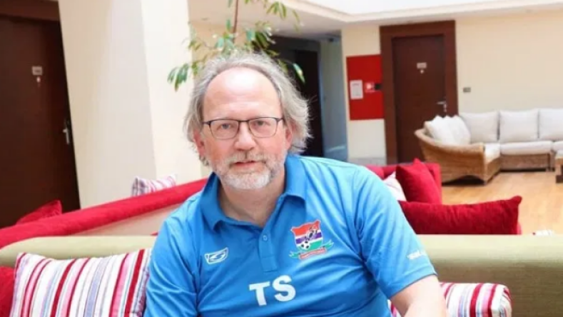 مدرب غامبيا يلوي ذراع الفرنسي فينغر وعنق “الفيفا”