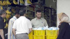 تجار يبتزون المواطنين بـ “البيع المشروط”