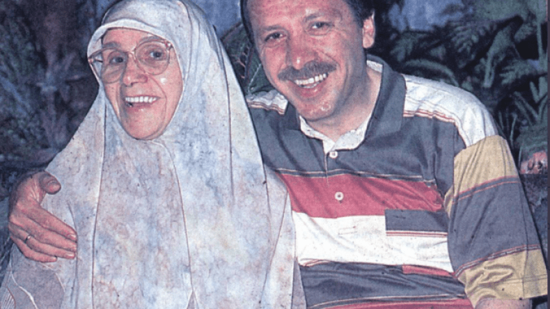 أردوغان يستذكر والدته بصورة وكلمة