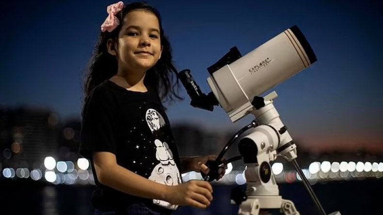 عثرت على 18 كويكبا.. تعرف على أصغر عالمة فلك في العالم