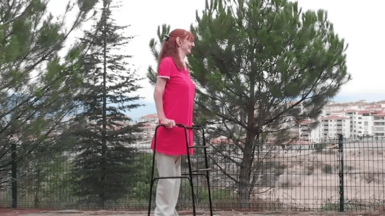 دخلت موسوعة غينيس.. تعرّف على أطول امرأة في العالم (صور)