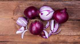 هل يصبح البصل ساما بعد يوم من تقطيعه؟