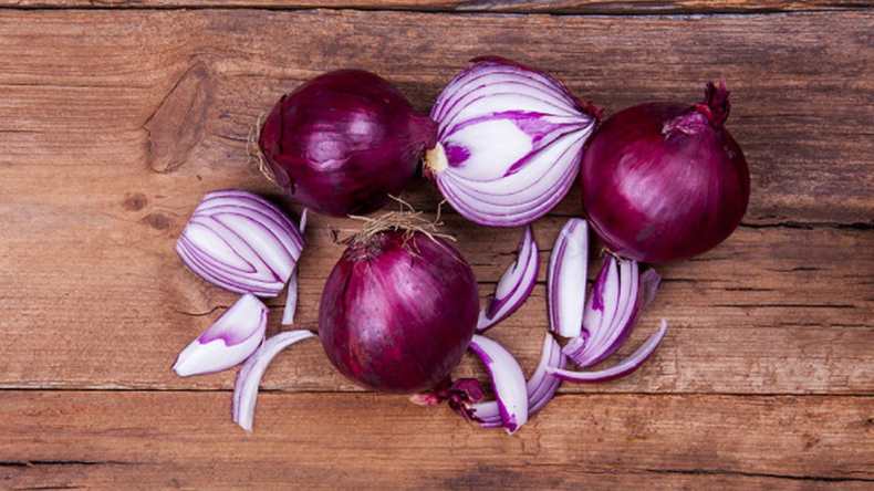 هل يصبح البصل ساما بعد يوم من تقطيعه؟