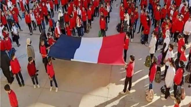 رفع العلم الفرنسي داخل مدرسة مصرية يثير أزمة.. وهذه بعض التبريرات!