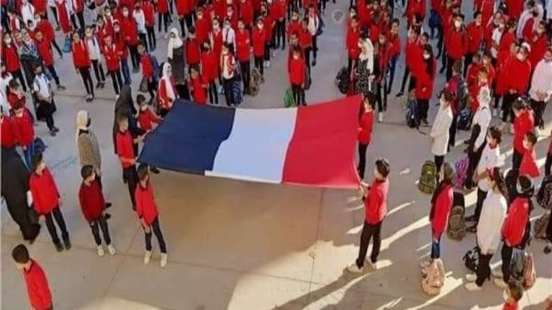 رفع العلم الفرنسي داخل مدرسة مصرية يثير أزمة.. وهذه بعض التبريرات!