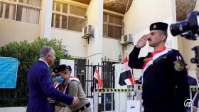 بالصور.. تفتيش رئيس الحكومة العراقية بمركز اقتراع يثير الجدل