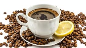 “المشروب المعجزة”.. أخصائيون يحذّرون من خلط القهوة بالليمون لحرق الدهون