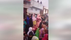 فيديو يظهر تهجير مسلمات في الهند يثير الجدل!
