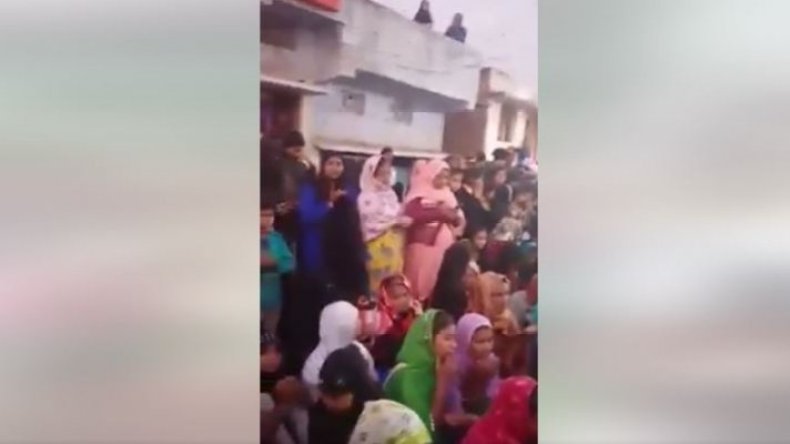 فيديو يظهر تهجير مسلمات في الهند يثير الجدل!