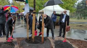 الوزير الأول يغرس “شجرة الجزائر” في صربيا!