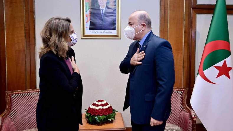 الوزير الأول يستقبل النائبة الثالثة لرئيس الحكومة الإسبانية