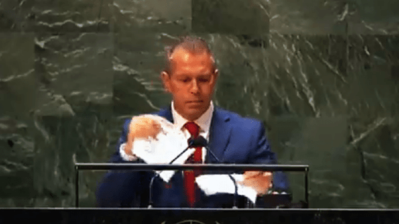 بالفيديو.. مندوب تل أبيب لدى الأمم المتحدة يمزق تقرير مجلس حقوق الإنسان