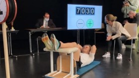 شاب فرنسي يحطم الرقم القياسي العالمي في تمارين البطن