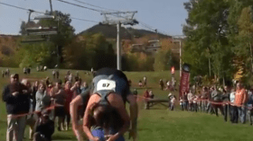 بالفيديو.. مسابقة لحمل الزوجات بأمريكا والجائزة 5 أضعاف وزنهن نقدا