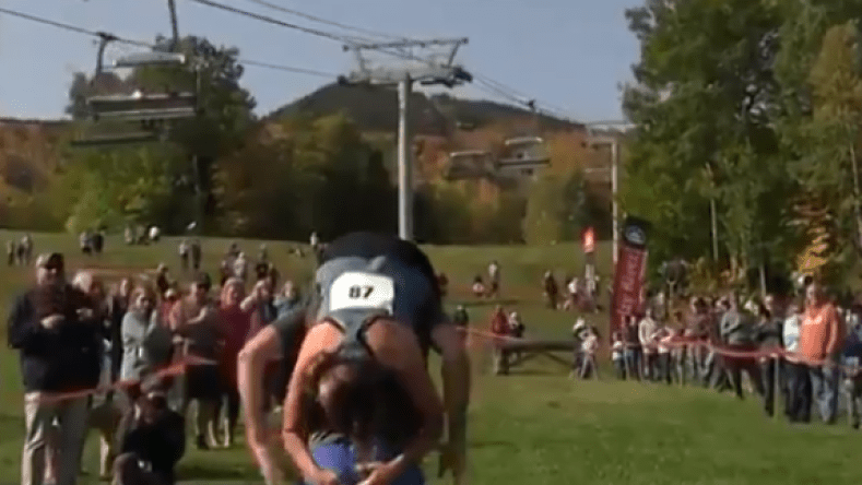 بالفيديو.. مسابقة لحمل الزوجات بأمريكا والجائزة 5 أضعاف وزنهن نقدا