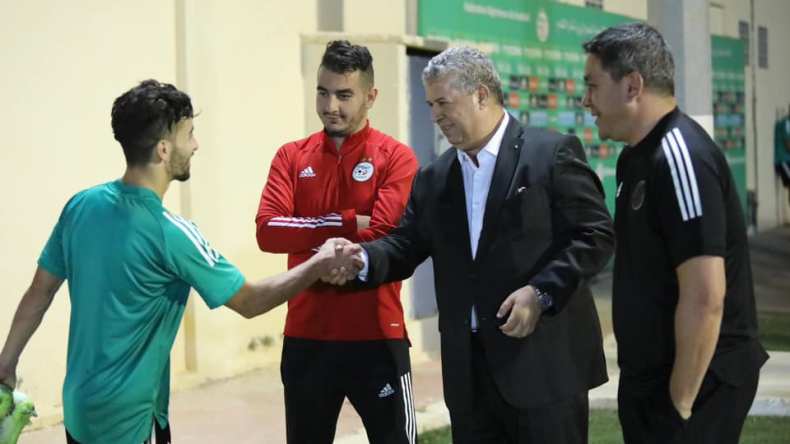 رئيس “الفاف” يحفز “الخضر” قبل مباراة النيجر