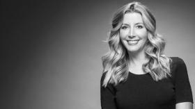 رئيسة شركة تفاجئ موظفيها بهدايا لم تخطر ببالهم