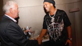 رونالدينيو ومصطفى دحلب في لقاء الأساطير