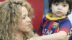 بالفيديو.. خنازير برية تهاجم شاكيرا وطفلها في برشلونة