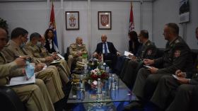 الفريق شنقريحة يتحادث مع مساعد وزير الدفاع الصربي