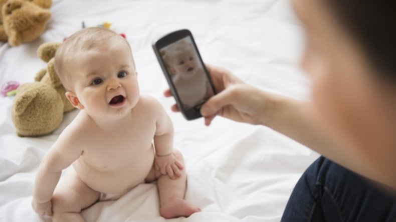 خبراء يحذرون: لهذا السبب لا تنشروا صور أطفالكم على مواقع التواصل!